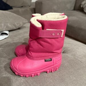 Tundra Fuchsia Snow Boots